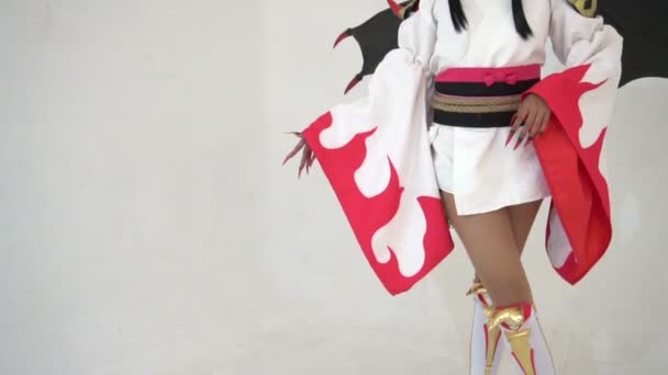 Bella Ragazza Asiatica Indossare Cosplay Gioco Animazione Posa Sfondo Bianco — Video Stock