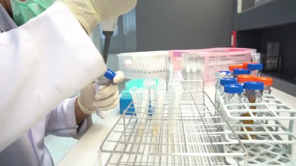 Científica Femenina Trabajando Laboratorio — Vídeo de stock