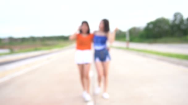 Две Девочки Шли Дороге Дневное Время — стоковое видео