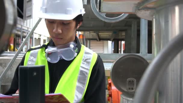 Asiatischer Ingenieur Der Heizungsraum Arbeitet Und Technische Daten Der Heizungsanlage — Stockvideo