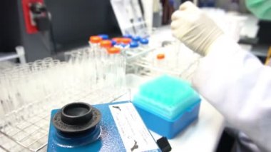 Laboratuvarda çalışan kadın bilim adamı.