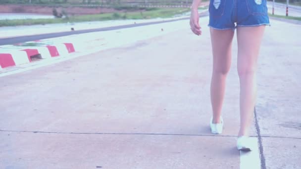 Joven Mujer Asiática Caminando Por Carretera Día — Vídeo de stock
