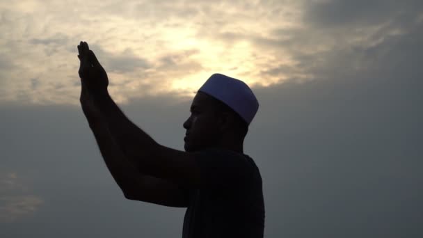 Ung Asiatisk Muslim Man Ber Vid Solnedgången — Stockvideo