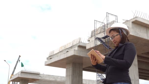 Építkezés Alatt Álló Hídon Dolgozó Mérnök — Stock videók