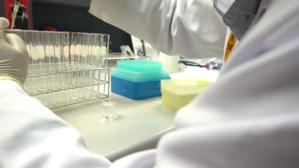 Científica Femenina Trabajando Laboratorio — Vídeo de stock