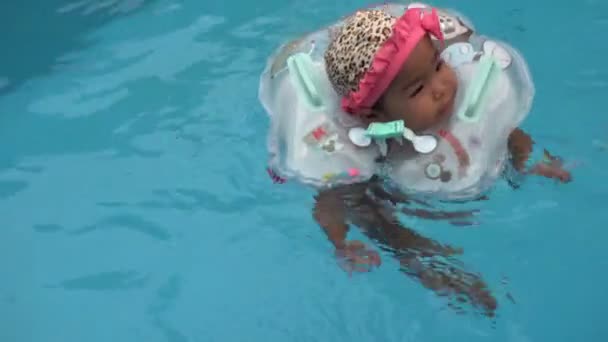 可爱的亚洲小女孩在游泳池的内管里漂浮着 — 图库视频影像