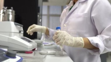 Laboratuvarda çalışan kadın bilim adamı.