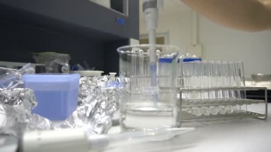 Laboratuvarda çalışan Asyalı bilim adamına yakın çekim. Deneyin sonuçlarını araştıran araştırmacı.