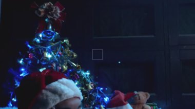 Noel Baba, Noel ağacının yanında çelenkli mektup okuyor. Mutlu tatiller.