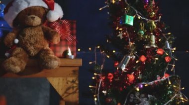 Oyuncak ayı, Noel arkaplanı için Noel şapkası tak.