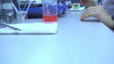 Laboratuvarda çalışan kadın bilim adamı.