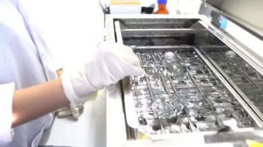 Laboratuvarda çalışan kadın bilim adamı.