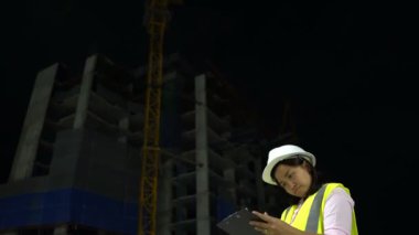 İnşaat alanında çalışan mühendis kadın. 