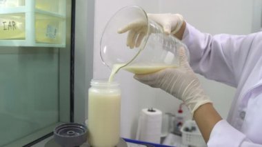 Laboratuvarda çalışan kadın bilim adamı.