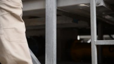 Kazan dairesinde çalışan Asyalı mühendis, ısıtma sistemi ekipmanlarının teknik verilerini kontrol ediyor.