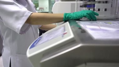 Laboratuvarda çalışan kadın bilim adamı ürünleri geliştirmek için deneyler ve araştırmalar yapıyor. 