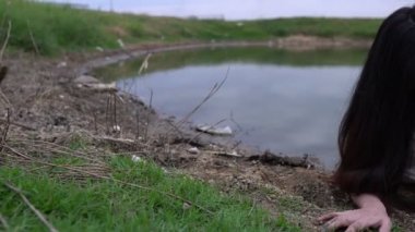 Bataklıktaki, korku sahnesindeki, korkunç geçmişindeki Asyalı kadın makyajı.