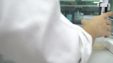 Modern laboratuvarda çalışan kadın bilim adamlarına yaklaşıyoruz. Ürünleri geliştirmek için deneyler ve araştırmalar yapıyoruz.