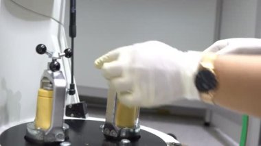 Laboratuvarda çalışan kadın bilim adamı.
