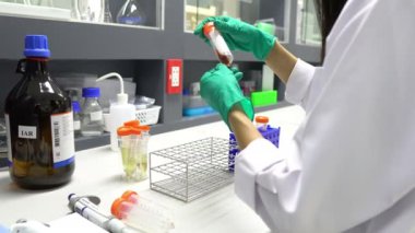 Laboratuvarda çalışan kadın bilim adamı.