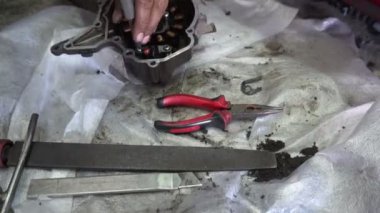 Motosiklet tamir eden adama yaklaş. 