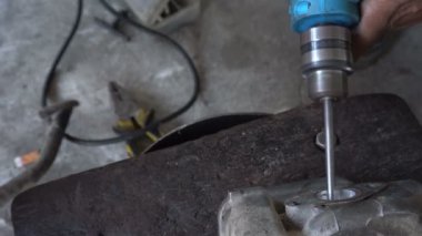 Motosiklet tamir eden adama yaklaş. 