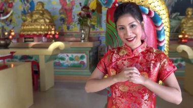 Mutlu Çin yeni yılı. Geleneksel Cheongsam kıyafetleri giyen Asyalı kadın. 
