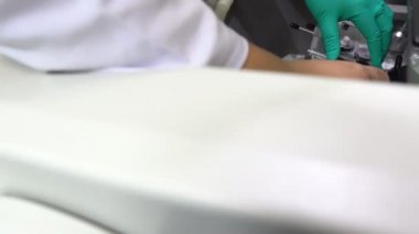 Laboratuvarda çalışan kadın bilim adamı.