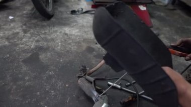 Kamyon parçalarını birleştirmek için kullanılan kaynak makinesi.