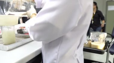 Laboratuvarda çalışan kadın bilim adamı.