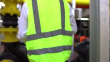 Büyük bir fabrikanın atık su yönetim sisteminde Asya Bakım Mühendisi, Tayland 'daki ısıtma sistemi ekipmanlarının teknik verilerini kontrol ediyor.