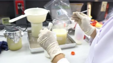 Laboratuvarda çalışan kadın bilim adamı.