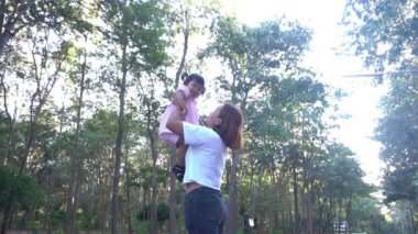 Anne ve küçük tatlı kız gündüz parkta eğleniyorlar.