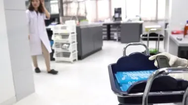 Laboratuvarda çalışan kadın bilim adamı.