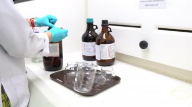 Laboratuvarda çalışan kadın bilim adamı.