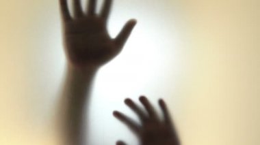 Erkek siluetinin kapağını kapat.  