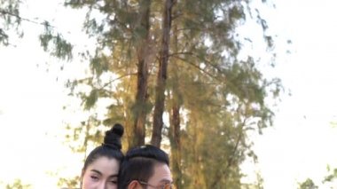 Gündüz vakti parkta birlikte vakit geçiren sevimli bir çift. 