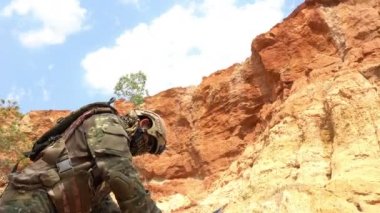 Özel kuvvetlerin askeri harekat sırasında çölde savaşan askeri.