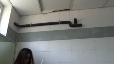 Yüzünde kan, korku sahnesi, Cadılar Bayramı konsepti olan Asyalı kadın.