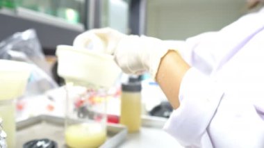 Laboratuvarda çalışan kadın bilim adamı.