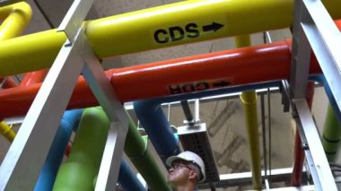 Büyük bir fabrikanın atık su yönetim sisteminde Asya Bakım Mühendisi, Tayland 'daki ısıtma sistemi ekipmanlarının teknik verilerini kontrol ediyor.