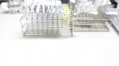 Laboratuvar masasında bilimsel deneyler için ekipman..