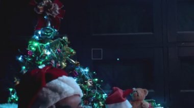 Noel Baba, Noel ağacının yanında çelenkli mektup okuyor. Mutlu tatiller.