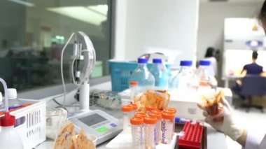 Laboratuvarda çalışan kadın bilim adamı.