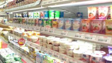 Anne ve tatlı kız süpermarkette ürün seçiyorlar. 