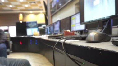 Kontrol odasında çalışan mühendis, kontrol, onarım sistemi, Tayland personeli için program yükle, sistem güvenliğinin sorunlarını kontrol et