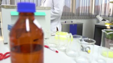 Laboratuvarda çalışan kadın bilim adamı.