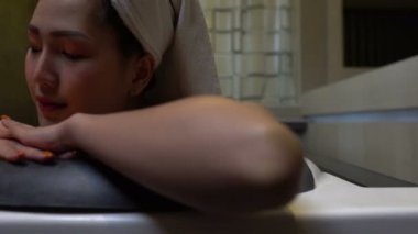 Asyalı güzel kadın kaplıcada dinleniyor. 