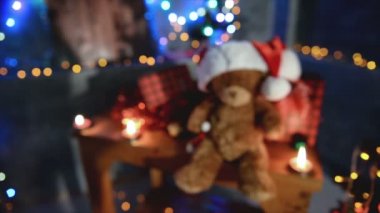 Oyuncak ayı, Noel arkaplanı için Noel şapkası tak.