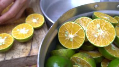 Meyve suyu için dilimlenmiş taze portakallar, sağlıklı içecek konsepti.